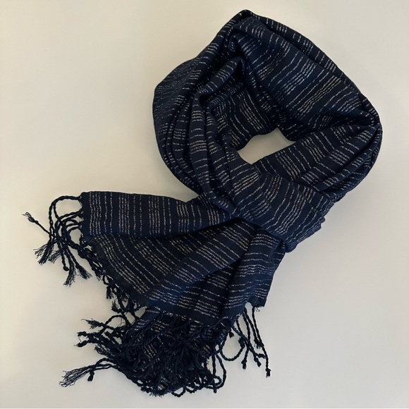 Calvin Klein | Classic Navy & Silver Scarf / Shawl / Wrap - Picture 13 of 16